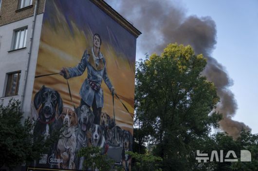 [키이우=AP/뉴시스] 17일(현지 시간) 우크라이나 키이우에서 러시아의 미사일과 드론 공습으로 연기가 피어오르고 있다. 2025.06.17.