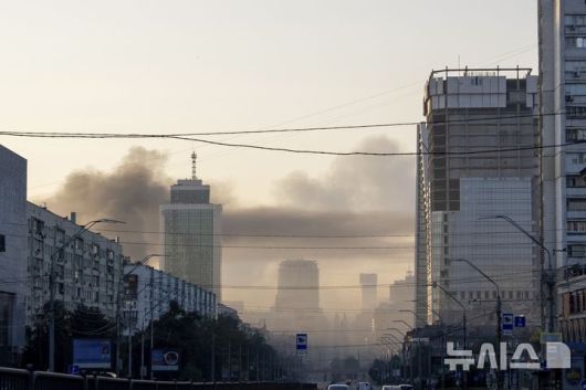 [키이우=AP/뉴시스] 17일(현지 시간) 우크라이나 키이우에서 러시아의 미사일과 드론 공습으로 연기가 피어오르고 있다. 2025.06.17.