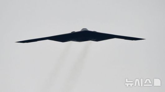 [앨라배마=AP/뉴시스]이란 핵심 핵시설을 파괴할 수 있는 미국의 초대형 '벙커 버스터 GBU-57'가 탑재 가능한 미 공군 B-2 스텔스 폭격기가 미국 본토에서 이륙했다고 폭스뉴스 등이 21일(현지 시간) 보도했다. 사진은 2015년 10월 25일(현지 시간) B-2 스텔스 폭격기가 앨라배마주 탈라디가에서 비행하고 있는 모습. 2025.06.22.