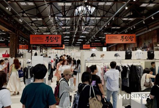 '무진장 2025 여름 블랙프라이데이'를 진행 중인 서울 성동구 무신사 스토어 성수@대림창고에서 고객들이 쇼핑을 하고 있다.(사진=무신사 제공) *재판매 및 DB 금지
