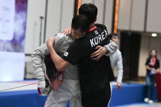 [서울=뉴시스]펜싱 사브르 도경동, 아시아선수권 개인전 우승. (사진=국제펜싱협회 소셜미디어 캡처) 2025.06.17. photo@newsis.com *재판매 및 DB 금지