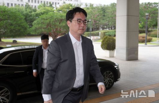 [서울=뉴시스] 김선웅 기자 = 심우정 검찰총장이 17일 서울 서초구 대검찰청으로 출근하고 있다. 심 총장은 지난해 10월 김주현 당시 대통령실 민정수석과 도·감청 방지 휴대전화인 비화폰으로 두 차례 통화한 사실이 확인됐다. 2025.06.17. mangusta@newsis.com