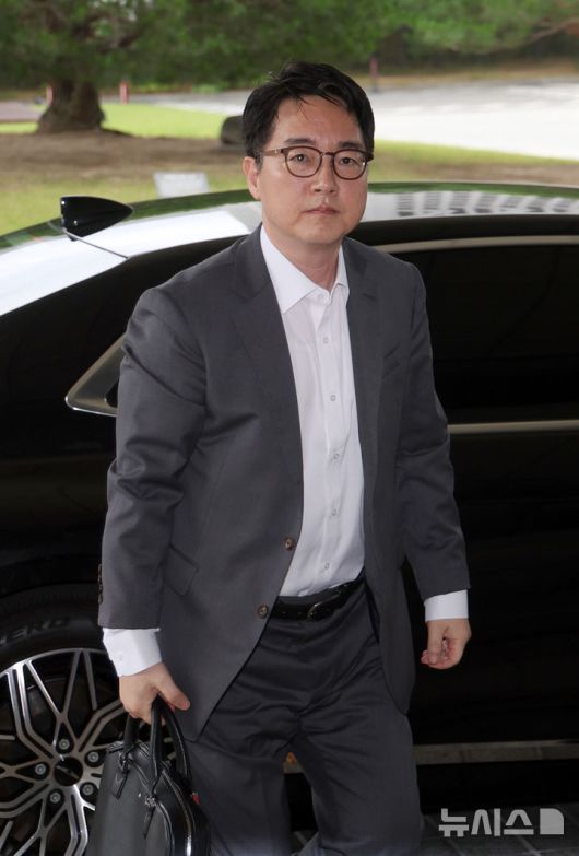 [서울=뉴시스] 김선웅 기자 = 심우정 검찰총장이 17일 서울 서초구 대검찰청으로 출근하고 있다. 심 총장은 지난해 10월 김주현 당시 대통령실 민정수석과 도·감청 방지 휴대전화인 비화폰으로 두 차례 통화한 사실이 확인됐다. 2025.06.17. mangusta@newsis.com