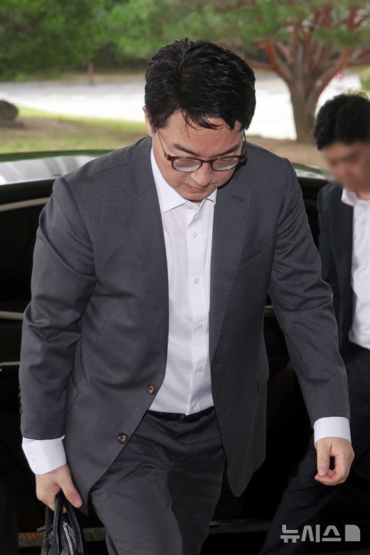 [서울=뉴시스] 김선웅 기자 = 심우정 검찰총장이 17일 서울 서초구 대검찰청으로 출근하며 취재진을 향해 인사하고 있다. 심 총장은 지난해 10월 김주현 당시 대통령실 민정수석과 도·감청 방지 휴대전화인 비화폰으로 두 차례 통화한 사실이 확인됐다. 2025.06.17. mangusta@newsis.com