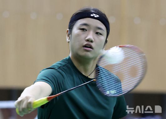[진천=뉴시스] 조성우 기자 = 17일 충북 진천선수촌에서 열린 대한민국 배드민턴 국가대표팀 미디어데이에서 안세영이 훈련에 열중하고 있다. 2025.06.17. xconfind@newsis.com