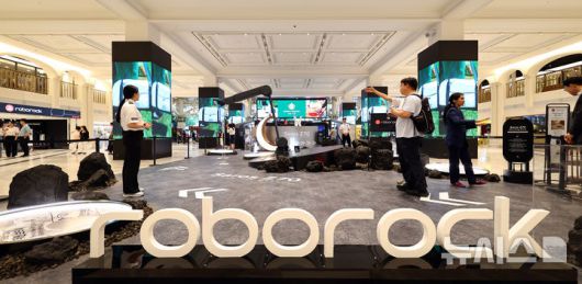 [서울=뉴시스] 박주성 기자 = 글로벌 스마트 홈 기업 로보락(Roborock)이 17일 서울 신세계백화점 강남점 센트럴시티 1층에 세계 최초로 5축 접이식 로봇 팔을 탑재한 로봇청소기 'Saros Z70'(사로스 Z70) 팝업스토어를 오픈하고 있다. 17일부터 29일까지 진행되는 이번 팝업스토어에서는 신제품 Saros Z70를 직접 체험하고 로보락의 기술을 느껴볼 수 있다. 2025.06.17. park7691@newsis.com