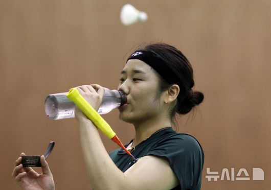 [진천=뉴시스] 조성우 기자 = 17일 충북 진천선수촌에서 열린 대한민국 배드민턴 국가대표팀 미디어데이에서 안세영이 훈련 도중 잠시 물을 마시고 있다. 2025.06.17. xconfind@newsis.com