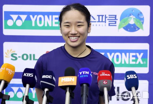 [진천=뉴시스] 조성우 기자 = 17일 충북 진천선수촌에서 열린 대한민국 배드민턴 국가대표팀 미디어데이에서 안세영이 훈련을 마치고 취재진과 인터뷰를 하고 있다. 2025.06.17. xconfind@newsis.com
