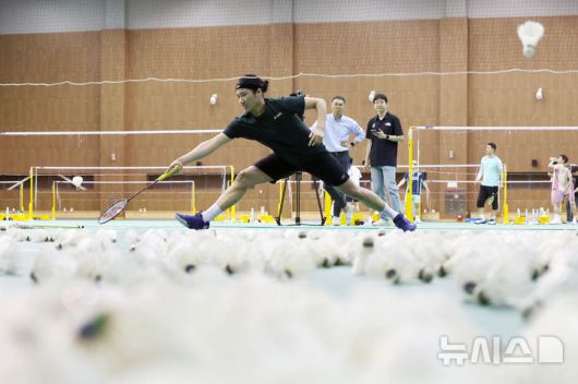 [진천=뉴시스] 조성우 기자 = 17일 충북 진천선수촌에서 열린 대한민국 배드민턴 국가대표팀 미디어데이에서 안세영이 훈련에 열중하고 있다. 2025.06.17. xconfind@newsis.com