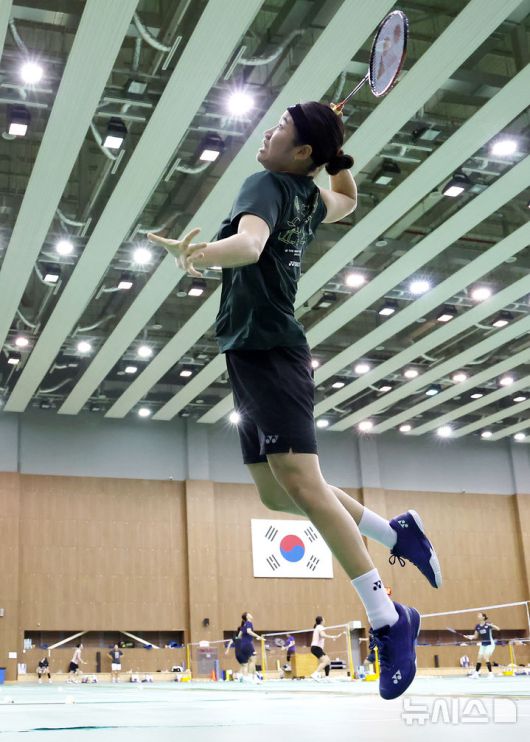 [진천=뉴시스] 조성우 기자 = 17일 충북 진천선수촌에서 열린 대한민국 배드민턴 국가대표팀 미디어데이에서 안세영이 훈련에 열중하고 있다. 2025.06.17. xconfind@newsis.com