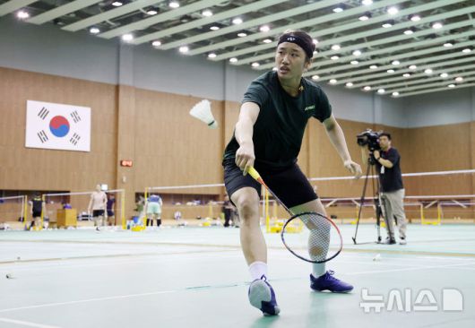 [진천=뉴시스] 조성우 기자 = 17일 충북 진천선수촌에서 열린 대한민국 배드민턴 국가대표팀 미디어데이에서 안세영이 훈련에 열중하고 있다. 2025.06.17. xconfind@newsis.com