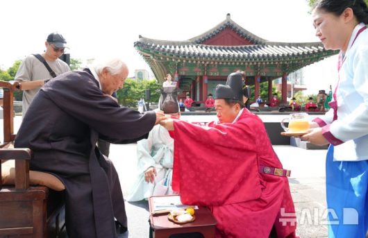 [제주=뉴시스] 우장호 기자 = 17일 오후 제주목 관아 망경루 앞마당에서 제주도 세계유산본부 주최로 '제주 양로' 재현 행사가 열리고 있다.제주양로는 1432년(세종 14)에 시작된 전통 행사로, 각 지방 수령들이 왕을 대신해 노인을 대접하던 연회다. 1702년 11월19일 제주목사 이형상이 망경루 앞에서 제주목에 거주하던 노인들(당시 80세 이상 183명, 90세 이상 23명, 100세 이상 3명)을 모시고 양로연을 시행한 모습이 탐라순력도에 생생하게 묘사됐다. 2025.06.17. woo1223@newsis.com