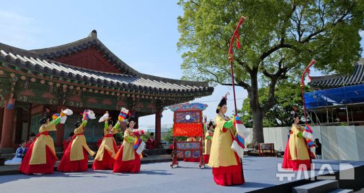 [제주=뉴시스] 우장호 기자 = 17일 오후 제주목 관아 망경루 앞마당에서 제주도 세계유산본부 주최로 '제주 양로' 재현 행사가 열리고 있다.제주양로는 1432년(세종 14)에 시작된 전통 행사로, 각 지방 수령들이 왕을 대신해 노인을 대접하던 연회다. 1702년 11월19일 제주목사 이형상이 망경루 앞에서 제주목에 거주하던 노인들(당시 80세 이상 183명, 90세 이상 23명, 100세 이상 3명)을 모시고 양로연을 시행한 모습이 탐라순력도에 생생하게 묘사됐다. 2025.06.17. woo1223@newsis.com