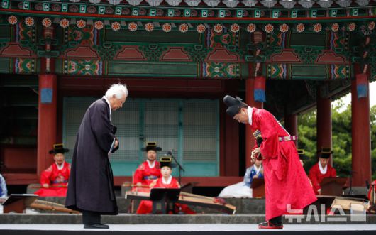 [제주=뉴시스] 우장호 기자 = 오영훈(오른쪽) 제주지사가 17일 오후 제주목 관아 망경루 앞마당에서 제주도 세계유산본부 주최로 열린 '제주 양로' 재현 행사에서 노인 대표에게 예를 갖추어 인사하고 있다.제주양로는 1432년(세종 14)에 시작된 전통 행사로, 각 지방 수령들이 왕을 대신해 노인을 대접하던 연회다. 1702년 11월19일 제주목사 이형상이 망경루 앞에서 제주목에 거주하던 노인들(당시 80세 이상 183명, 90세 이상 23명, 100세 이상 3명)을 모시고 양로연을 시행한 모습이 탐라순력도에 생생하게 묘사됐다. 2025.06.17. woo1223@newsis.com