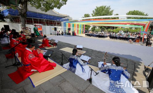 [제주=뉴시스] 우장호 기자 = 17일 오후 제주목 관아 망경루 앞마당에서 제주도 세계유산본부 주최로 '제주 양로' 재현 행사가 열리고 있다.제주양로는 1432년(세종 14)에 시작된 전통 행사로, 각 지방 수령들이 왕을 대신해 노인을 대접하던 연회다. 1702년 11월19일 제주목사 이형상이 망경루 앞에서 제주목에 거주하던 노인들(당시 80세 이상 183명, 90세 이상 23명, 100세 이상 3명)을 모시고 양로연을 시행한 모습이 탐라순력도에 생생하게 묘사됐다. 2025.06.17. woo1223@newsis.com