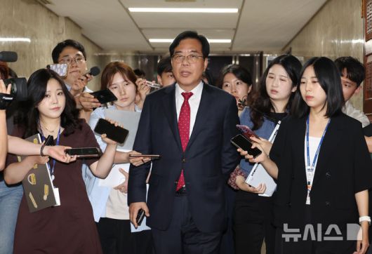 [서울=뉴시스] 고승민 기자 = 송언석 국민의힘 원내대표가 17일 서울 여의도 국회에서 열린 초선의원 간담회에 참석하던 중 취재진 질문을 받고 있다. 2025.06.17. kkssmm99@newsis.com