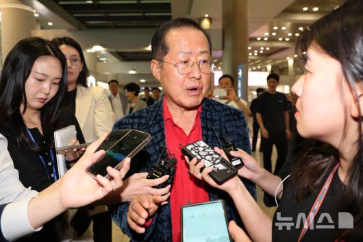 [인천공항=뉴시스] 권창회 기자 = 국민의힘 대선 후보 경선에서 탈락한 뒤 정계 은퇴를 선언하고 하와이에 체류했던 홍준표 전 대구시장이 17일 인천 중구 인천국제공항 제1터미널을 통해 귀국한 뒤 취재진 질의에 답하고 있다. 2025.06.17. kch0523@newsis.com