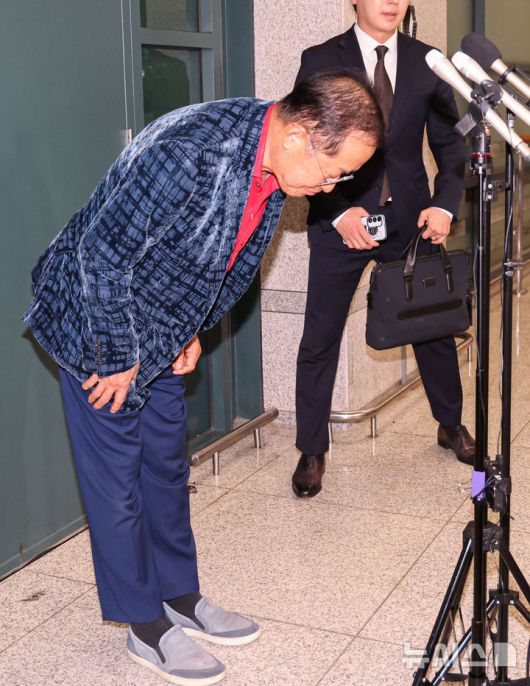 [인천공항=뉴시스] 권창회 기자 = 국민의힘 대선 후보 경선에서 탈락한 뒤 정계 은퇴를 선언하고 하와이에 체류했던 홍준표 전 대구시장이 17일 인천 중구 인천국제공항 제1터미널을 통해 귀국한 뒤 인사하고 있다. 2025.06.17. kch0523@newsis.com