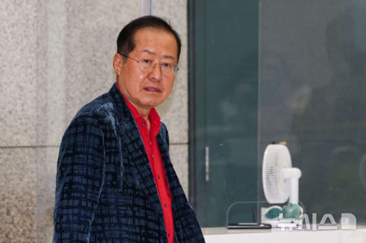 [인천공항=뉴시스] 권창회 기자 = 국민의힘 대선 후보 경선에서 탈락한 뒤 정계 은퇴를 선언하고 하와이에 체류했던 홍준표 전 대구시장이 17일 인천 중구 인천국제공항 제1터미널을 통해 귀국하고 있다. 2025.06.17. kch0523@newsis.com