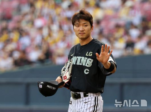 [서울=뉴시스] 배훈식 기자 = 17일 오후 서울 송파구 잠실야구장에서 열린 2025 신한 쏠뱅크 KBO리그 LG 트윈스와 NC 다이노스의 경기, 2회초 LG 선발투수 에르난데스가 투구에 NC 박건우가 머리를 맞고 쓰러지자 LG 주장 박해민이 NC 덕아웃을 향해 미안함을 표시하고 있다. 2025.06.17. dahora83@newsis.com