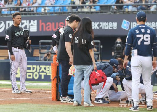 [서울=뉴시스] 배훈식 기자 = 17일 오후 서울 송파구 잠실야구장에서 열린 2025 신한 쏠뱅크 KBO리그 LG 트윈스와 NC 다이노스의 경기, 2회초 LG 선발투수 에르난데스가 투구에 머리를 맞고 쓰러진 NC 박건우를 걱정스러운 눈빛으로 바라보고 있다. 2025.06.17. dahora83@newsis.com