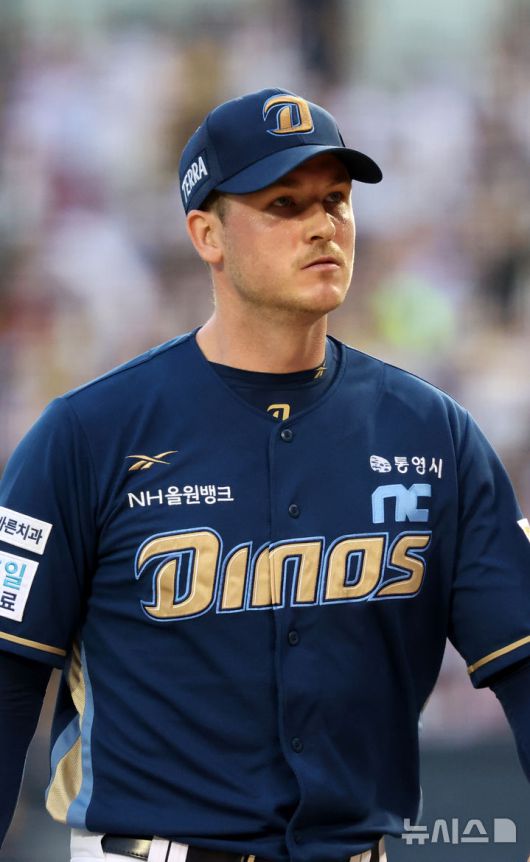 [서울=뉴시스] 배훈식 기자 = 17일 오후 서울 송파구 잠실야구장에서 열린 2025 신한 쏠뱅크 KBO리그 LG 트윈스와 NC 다이노스의 경기, 3회까지 무실점 호투한 NC 선발투수 라일리가 덕아웃으로 향하고 있다. 2025.06.17. dahora83@newsis.com