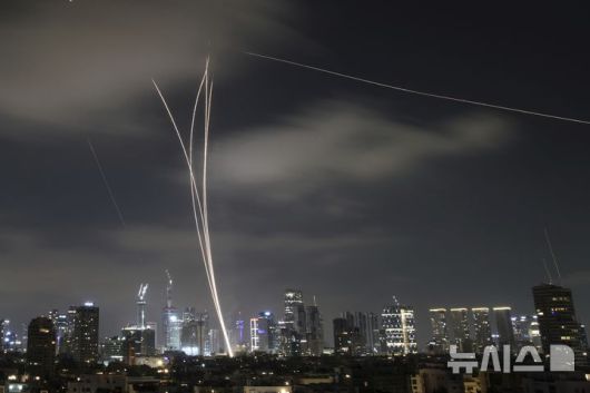 [텔아비브=AP/뉴시스] 18일(현지 시간) 이스라엘 텔아비브 상공에서 이스라엘 방공 시스템 아이언돔이 이란의 미사일을 요격하기 위해 가동되고 있다. 2025.06.18.