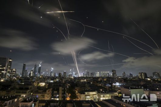 [텔아비브=AP/뉴시스] 지난 18일(현지 시간) 이스라엘 텔아비브 상공에서 이스라엘 방공 시스템 아이언돔이 이란의 미사일을 요격하기 위해 가동되고 있다. 2025.06.24.