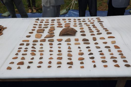 [고성(경남)=뉴시스] 신정철 기자= 경남 고성군 동해면에 위치한 소가야의 최전성기를 대표하는 국가사적 ‘고성 내산리 고분군’의 현장공개 설명회가 지난 17일 발굴조사 현장(동해면 내산리 548-1)에서 개최됐다. 사진은 고성 최초의 신석기시대 유구에서 발견된 빗살무늬 토기조각 모습.(사진=고성군 제공).2025.06.18. photo@newsis.com. *재판매 및 DB 금지