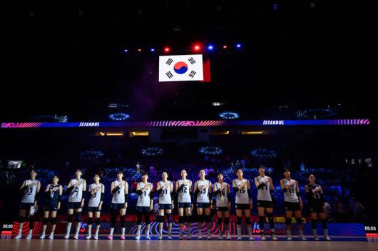 [서울=뉴시스] 한국 여자배구 국가대표 선수단이 18일(한국 시간) 튀르키예 이스탄불에서 열린 캐나다와의 2025 국제배구연맹(FIVB) 발리볼네이션스리그(VNL) 경기에 앞서 국민의례를 하고 있다. (사진=국제배구연맹 제공) 2025.06.18. *재판매 및 DB 금지