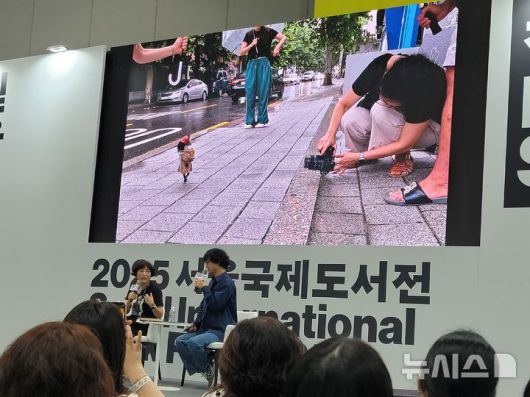 [서울=뉴시스]최희정 기자= 18일 서울 강남구 코엑스에서 열린 '2025 서울국제도서전' 프로그램 '이야기와 감각' 강연에서 백희나 작가가 지난해 12월에 출간한 '해피 버쓰 데이' 그림책의 제작 과정을 설명하고 있다. 2025.06.18. dazzling@newsis.com