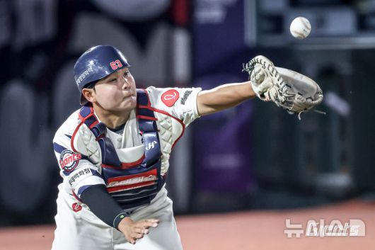 [서울=뉴시스] 프로야구 롯데 자이언츠의 포수 박재엽이 18일 부산 사직구장에서 열린 2025 신한 쏠뱅크 KBO리그 한화 이글스와의 경기 도중 내야 뜬공을 처리하고 있다. (사진=롯데 자이언츠 제공) 2025.06.18.