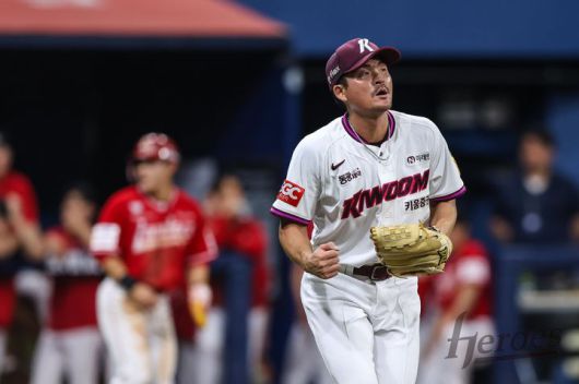 [서울=뉴시스] 프로야구 키움 히어로즈 원종현이 18일 고척스카이돔에서 열린 2025 신한 쏠뱅크 KBO리그 SSG 랜더스와의 경기에 등판해 경기를 펼치고 있다. (사진=키움 히어로즈 제공) 2025.06.18. *재판매 및 DB 금지