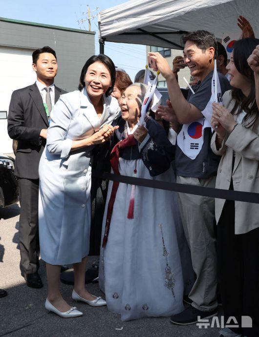 [캘거리=뉴시스] 최진석 기자 = 이재명 대통령 부인 김혜경 여사가 17일(현지 시간) 캐나다 앨버타주 캘거리 한인회관에서 열린 캐나다 서부 동포사회와의 대화를 나누기 전 동포들과 인사를 하고 있다. 2025.06.18. myjs@newsis.com