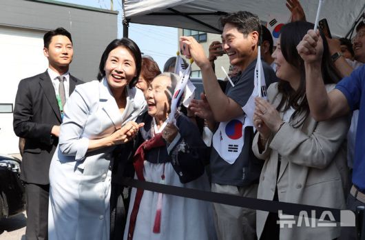 [캘거리=뉴시스] 최진석 기자 = 이재명 대통령 부인 김혜경 여사가 17일(현지 시간) 캐나다 앨버타주 캘거리 한인회관에서 열린 캐나다 서부 동포사회와의 대화를 나누기 전 동포들과 인사를 하고 있다. 2025.06.18. myjs@newsis.com