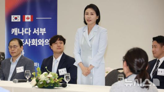 [캘거리=뉴시스] 최진석 기자 = 이재명 대통령 부인 김혜경 여사가 17일(현지 시간) 캐나다 앨버타주 캘거리 한인회관에서 열린 캐나다 서부 동포사회와의 대화에서 발언하고 있다. 2025.06.18. myjs@newsis.com