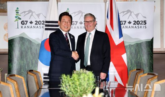 [카나나스키스(캐나다)=뉴시스] 최진석 기자 = 이재명 대통령이 17일(현지 시간) 캐나다 앨버타주 카나나스키스 주요 7개국(G7) 정상회의장에서 키어 스타머 영국 총리를 만나 한-영국 정상회담을 하며 악수하고 있다. 2025.06.18. myjs@newsis.com