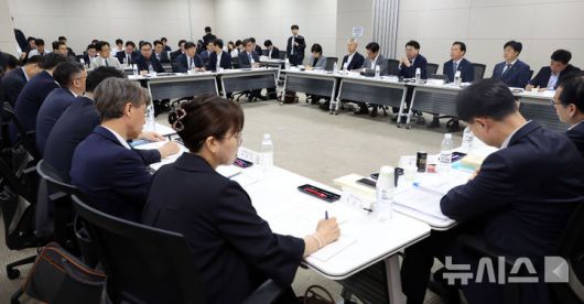 [세종=뉴시스] 강종민 기자 = 사진은 대통령 직속 국정기획위원회가 지난달 18일 세종시 정부세종컨벤션센터에서 경제1분과 기획재정부 업무보고를 진행하고 있는 모습. 2025.06.18. ppkjm@newsis.com