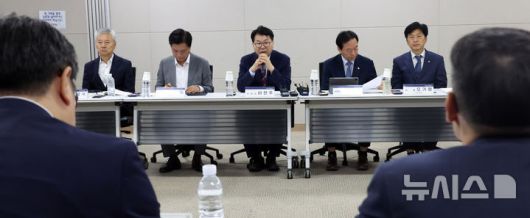 [세종=뉴시스] 강종민 기자 = 이한주 국정기획위원장이 18일 세종시 정부세종컨벤션센터에서 열린 경제1분과 기획재정부 업무보고에서 발언하고 있다. 2025.06.18. ppkjm@newsis.com