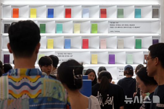 [서울=뉴시스] 박진희 기자 = 세계인의 책 잔치 '2025 서울국제도서전'이 열린 18일 서울 강남구 코엑스 행사장을 찾은 관람객들이 전시 도서를 살펴보고 있다. 올해 도서전에는 한국을 포함해 17개국의 530여 개 출판사와 출판 관련 단체 등이 참가한다. 2025.06.18. pak7130@newsis.com