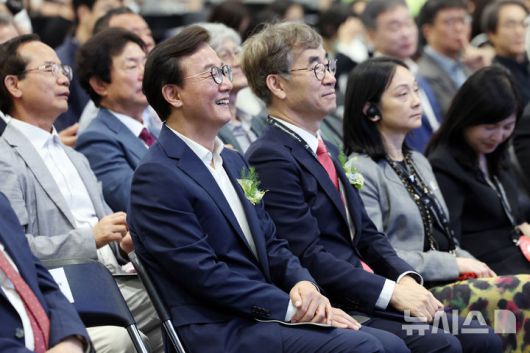 [서울=뉴시스] 박진희 기자 = 전재수 국회 문화체육관광위원장과 윤철호 대한출판문회협회 회장이 18일 서울 강남구 삼성동 코엑스에서 2025 서울국제도서전 개막식을 하고 있다.2025.06.18. pak7130@newsis.com