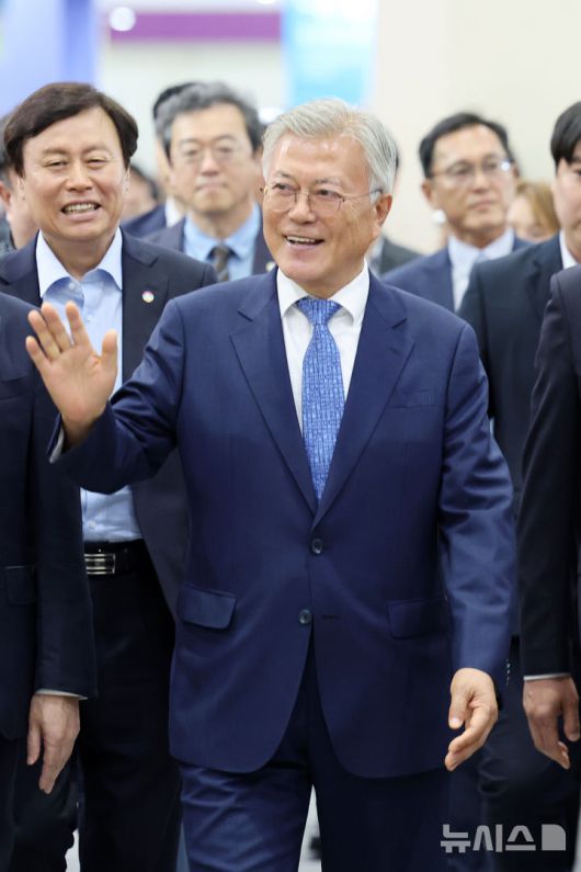 [서울=뉴시스] 박진희 기자 = 문재인 전 대통령이 18일 서울 강남구 삼성동 코엑스에서 열린 '2025 서울국제도서전'을 돌아보고 있다. 2025.06.18. pak7130@newsis.com