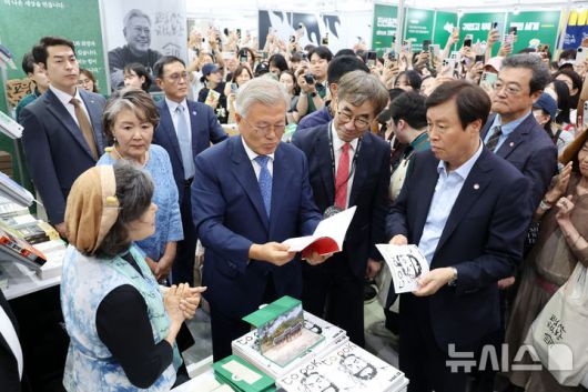 [서울=뉴시스] 박진희 기자 = 문재인 전 대통령과 부인 김정숙 여사가 18일 서울 강남구 삼성동 코엑스에서 열린 '2025 서울국제도서전' 평산책방을 돌아보고 있다. 2025.06.18. pak7130@newsis.com