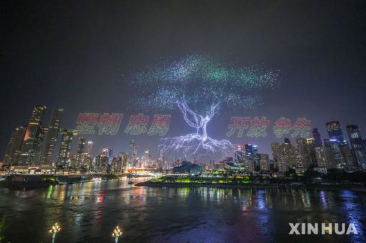 [충칭=신화/뉴시스]지난 17일 중국 남서부 충칭시에서 개최된 대형 드론 쇼의 모습. 2025.6.22