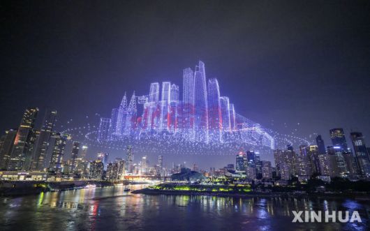 [충칭=신화/뉴시스]지난 17일 중국 남서부 충칭시에서 개최된 대형 드론 쇼의 모습. 2025.6.22