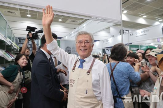 [서울=뉴시스] 박진희 기자 = 문재인 전 대통령과 부인 김정숙 여사가 18일 서울 강남구 코엑스에서 열린 '2025 서울국제도서전' 평산책방 부스에서 관람객들에게 인사를 하고 있다. (공동취재) 2025.06.18. pak7130@newsis.com