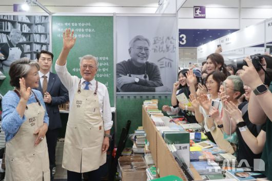 [서울=뉴시스] 박진희 기자 = 문재인 전 대통령과 부인 김정숙 여사가 18일 서울 강남구 코엑스에서 열린 '2025 서울국제도서전' 평산책방 부스에서 관람객들에게 인사를 하고 있다. (공동취재) 2025.06.18. pak7130@newsis.com