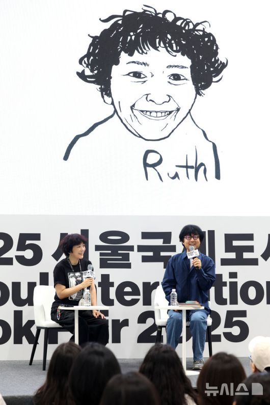 [서울=뉴시스] 박진희 기자 = 백희나 그림책 작가와 이기섭 북 디자이너가 18일 서울 강남구 코엑스에서 '2025 서울국제도서전' 프로그램인 '이야기와 감각' 강연을 하고 있다. 2025.06.18. pak7130@newsis.com