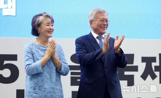 [서울=뉴시스] 김선웅 기자 = 문재인 전 대통령과 김정숙 여사가 18일 서울 강남구 코엑스에서 열린 2025 서울국제도서전, 한국에서 가장 좋은 책 시상식에 참석해 시상을 하기 위해 무대에 올라 박수를 치고 있다. 2025.06.18. mangusta@newsis.com