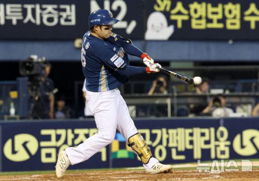 [서울=뉴시스] 김선웅 기자 = 18일 서울 송파구 잠실야구장에서 열린 2025 프로야구 NC 다이노스와 LG 트윈스의 경기, 4회초 1사 주자 2루 상황, NC 2번타자 권희동이 1타점 적시타를 때리고 있다. 2025.06.18. mangusta@newsis.com